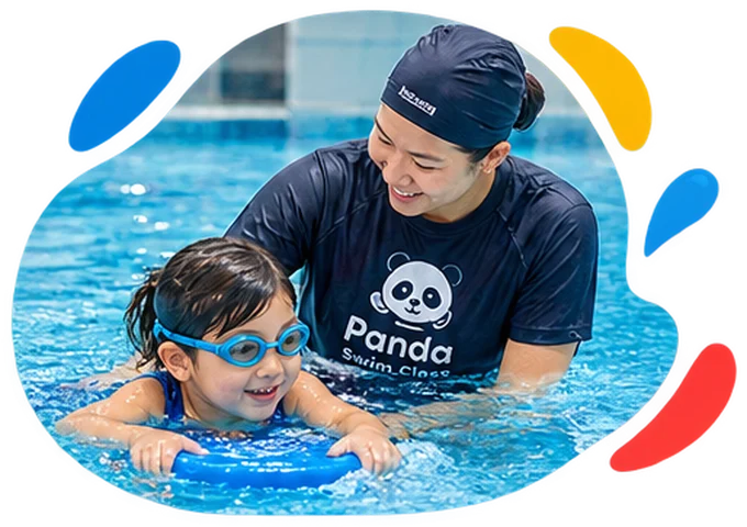 Pelatih mengajar anak berenang